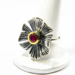 Inel model floral din argint cu piatra rosie
