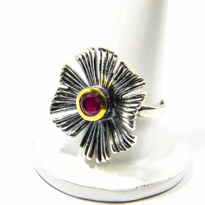 Inel model floral din argint cu piatra rosie